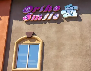 Fachada de Ortho Smile en Grand Ave